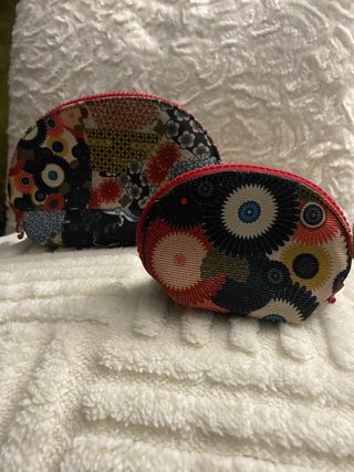 Set 2 neceseres Desigual originales. Impecables