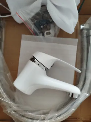 Grifo de cocina blanco y plateado