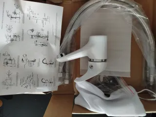 Grifo de cocina blanco y plateado