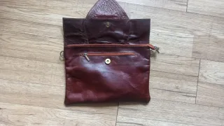 Bolso de piel marrón con tachuelas