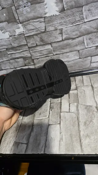 Zapatos de seguridad negros y turquesa