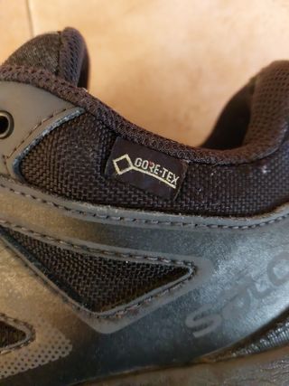 Bambas Salomon Negras 44.goretex.suela con desgast