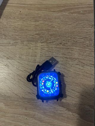 Reloj inteligente negro y azul