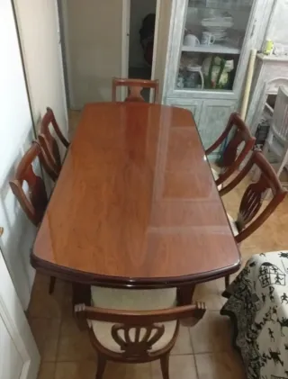 Mesa de comedor de madera con 6 sillas