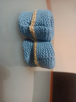 Sapatinhos de Bebê de Crochê Azul com Botão