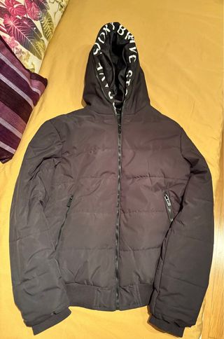 Anorak negro con capucha y logo