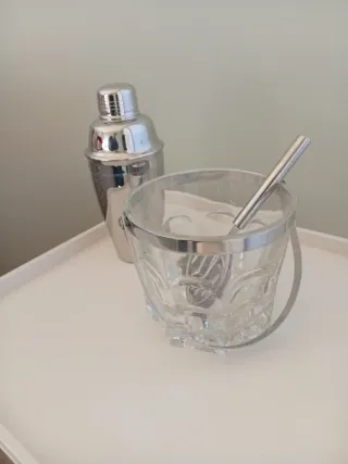 Cubitera y Coctelera Metálica y Cristal.