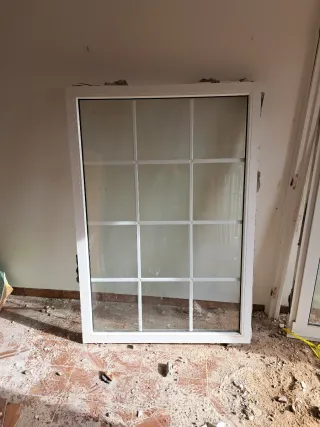 Ventana de aluminio con 12 cristales