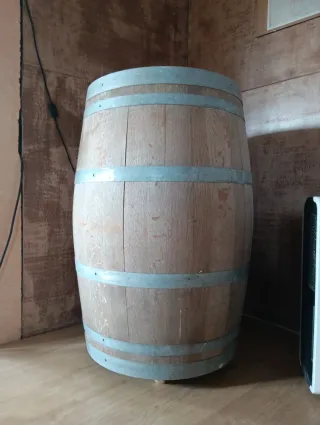 Barril de roble con aros metálicos