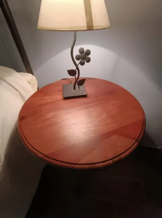 Due comodini rotondi in legno