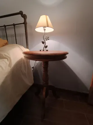 Due comodini rotondi in legno