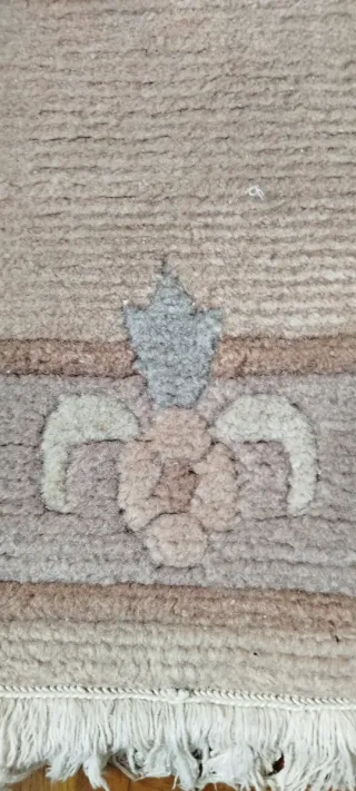 Alfombra de tela beige y marrón