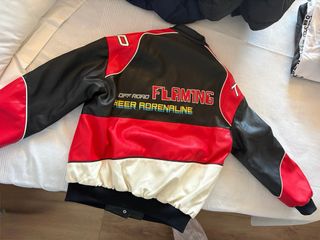 Chaqueta motera roja, blanca y negra