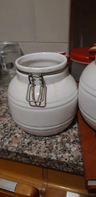 2 Vasi ermetici in ceramica con coperchio rosso