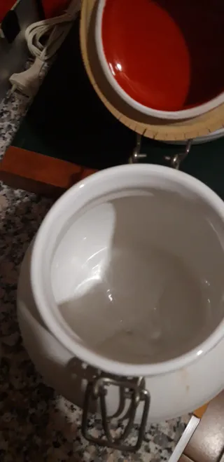 2 Vasi ermetici in ceramica con coperchio rosso