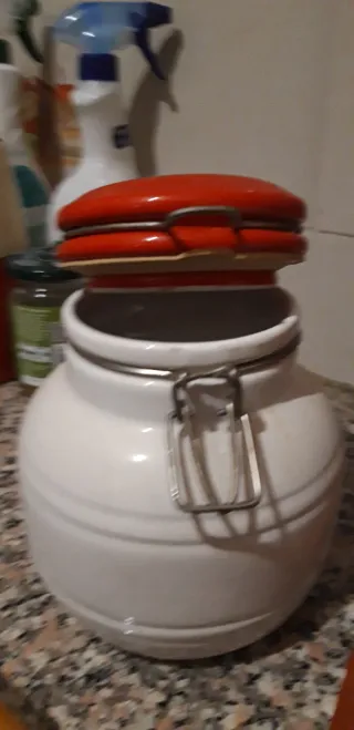 2 Vasi ermetici in ceramica con coperchio rosso