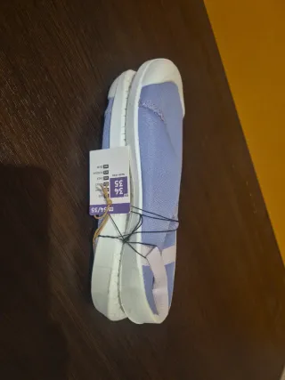 Escarpines morados y blancos talla 35