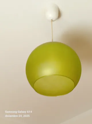 Lámpara de techo verde y blanca