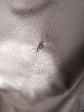 Puf marrón de polipiel