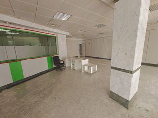 Local comercial en alquiler en Carlos Haya en Málaga