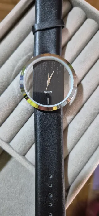 Reloj de pulsera plateado y negro