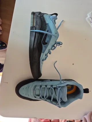 Deportivas Nike Azules y Negras