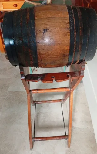 Barril de madera con soporte tallado