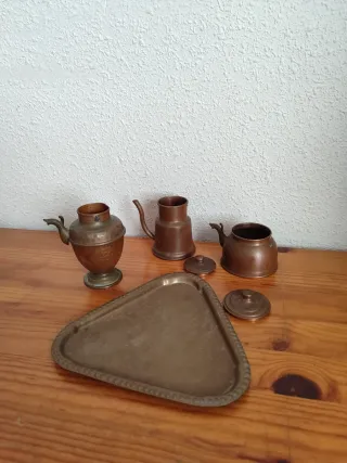 Set di 3 teiere e vassoio in rame