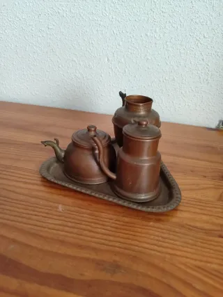 Set di 3 teiere e vassoio in rame