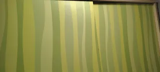 Habitación juvenil con mueble moderno y funcional.