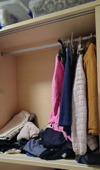 Habitación juvenil con mueble moderno y funcional.