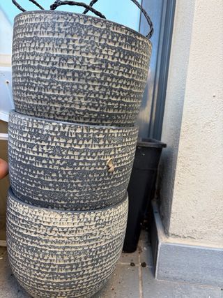 Macetas de cerámica con diseño texturizado