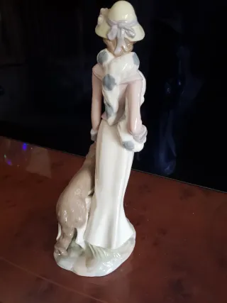 Figura de porcelana Nadal mujer y perro