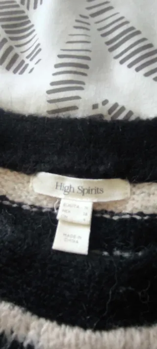 Jersey de mujer de lana rayas blanco y negro.