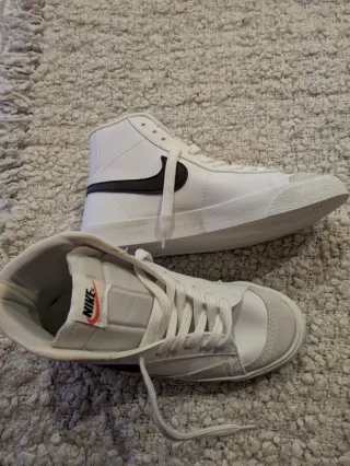 Zapatillas Nike Blancas y Negras