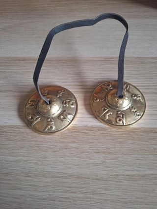 Címbalos Tibetanos Dourados com Corda