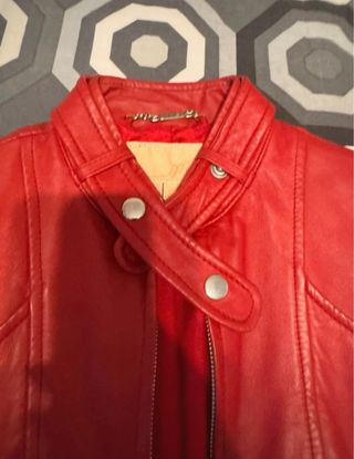 Chaqueta de piel roja Mango Talla S