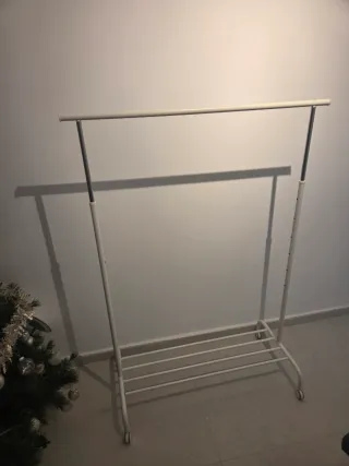 Colgador de ropa blanco