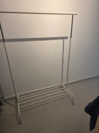 Colgador de ropa blanco