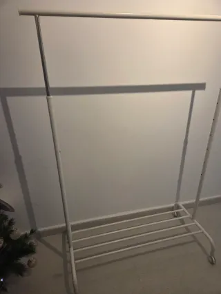 Colgador de ropa blanco