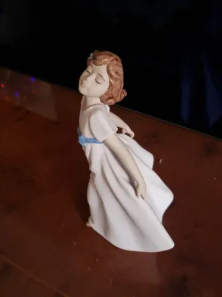 Figura de porcelana Nadal niña