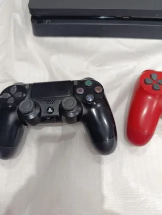 PS4 (PlayStation 4) con 2 mandos