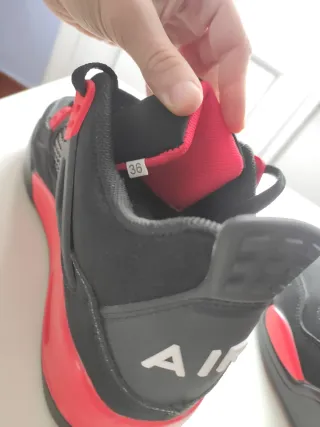 Zapatillas Air Jordan Negras y Rojas