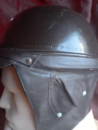 Casco de motorista antiguo en buen estado