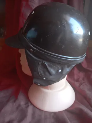 Casco de motorista antiguo en buen estado