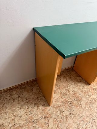 Escritorio madera marrón y verde