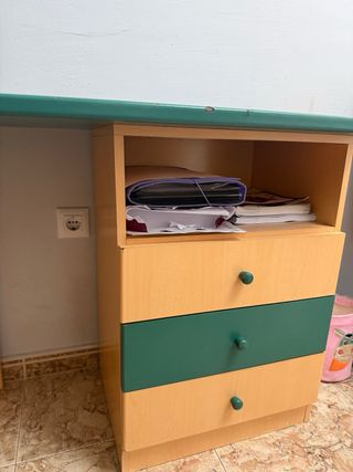 Escritorio madera marrón y verde