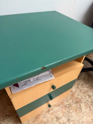 Escritorio madera marrón y verde