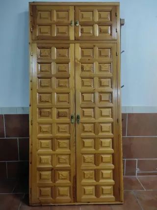 Dos juegos de puertas de armario de madera maciza