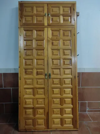 Dos juegos de puertas de armario de madera maciza